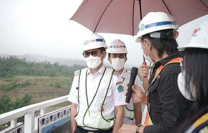 Bupati Joune Ganda melihat pekerjaan bendungan Kuwil Kawangakoan, Minahasa Utara. (Foto:Istimewa)