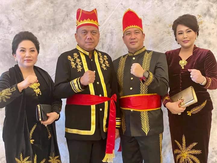 Gubernur Sulut Olly Dondokambey dan Wagub Steven Kandouw bersama istri. (Foto:Istimewa)