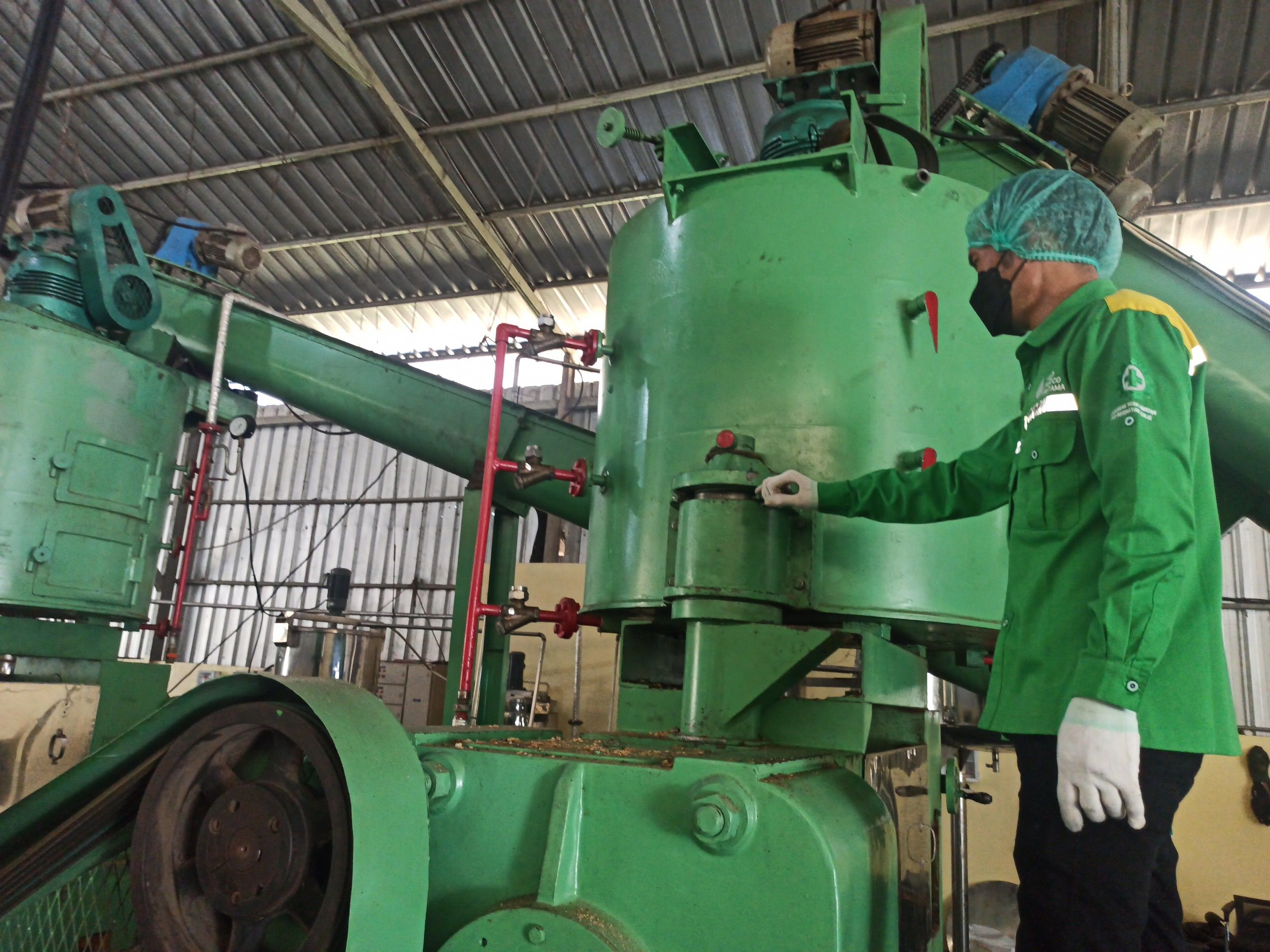 Proses produksi minyak kelapa Indo Pureco.