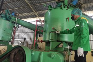 Proses produksi minyak kelapa Indo Pureco.jpg