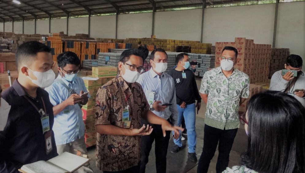 Kanwil 1 KPPU Ridho Pamungkas bersama Kepala Ombudsman Perwakilan Sumut Abyadi Siregar memantau stok minyak goreng di beberapa distributor di Kota Medan
