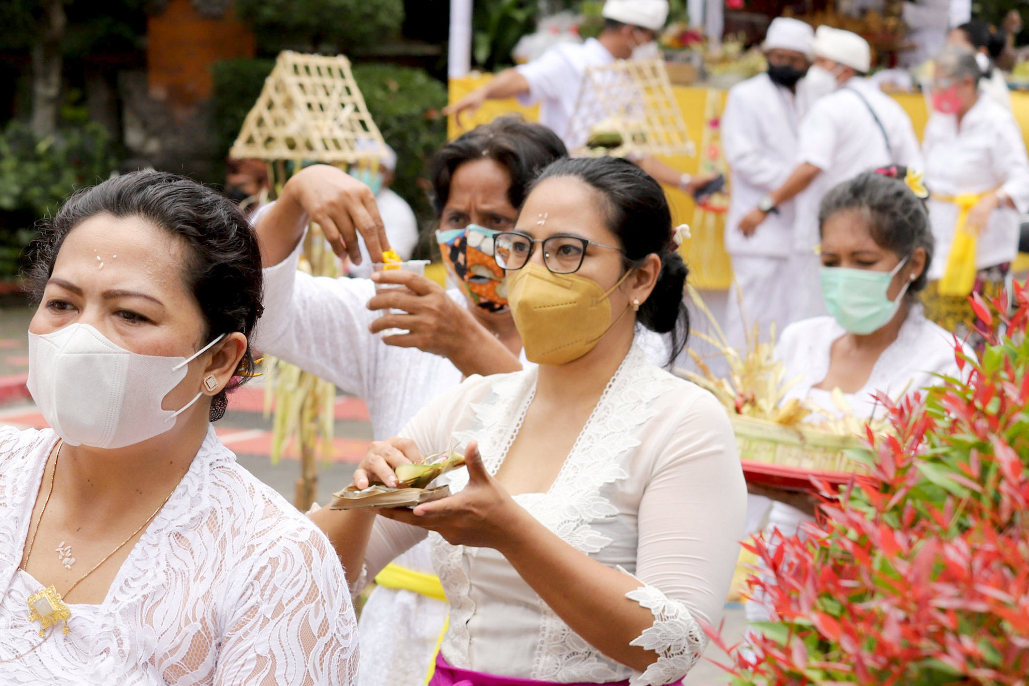 Umat Hindu mengikuti prosesi ritual Tawur Agung Kesanga menyambut Hari Raya Nyepi Tahun Baru Caka 1944 di Pura Amerta Jati, Cinere, Depok, Jawa Barat, Rabu, 2 Maret 2022. Foto: Ismail Pohan/TrenAsia