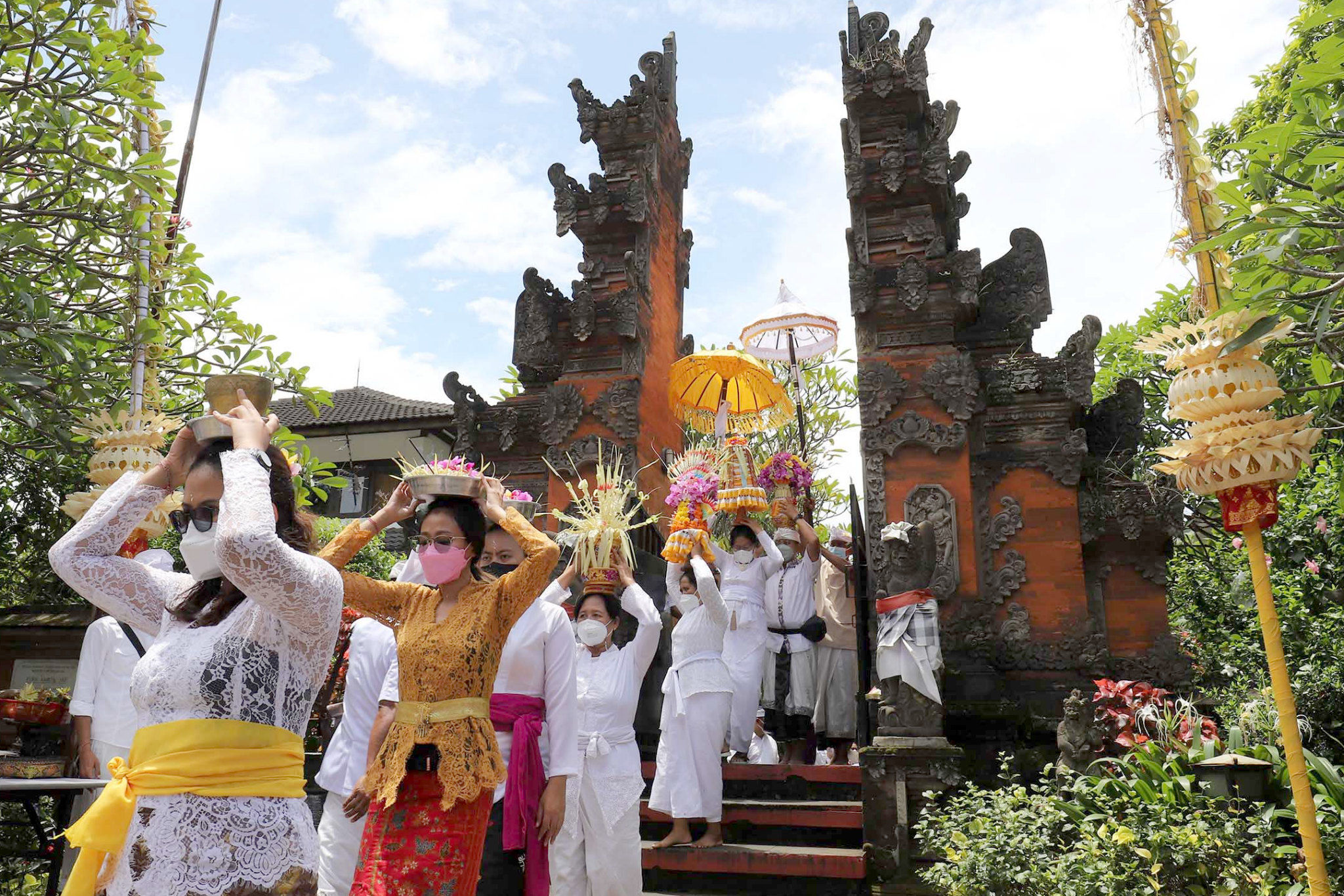 Umat Hindu mengikuti prosesi ritual Tawur Agung Kesanga menyambut Hari Raya Nyepi Tahun Baru Caka 1944 di Pura Amerta Jati, Cinere, Depok, Jawa Barat, Rabu, 2 Maret 2022. Foto: Ismail Pohan/TrenAsia