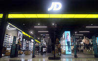 Nampak sejumlah pengunjung tengah mengamati koleksi sport fashion yang ada di store JD Sports Lippo Mall Puri Jakarta Barat, Rabu 2 Maret 2022. Foto : Panji Asmoro/TrenAsia