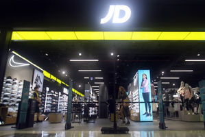 Nampak sejumlah pengunjung tengah mengamati koleksi sport fashion yang ada di store JD Sports Lippo Mall Puri Jakarta Barat, Rabu 2 Maret 2022. Foto : Panji Asmoro/TrenAsia