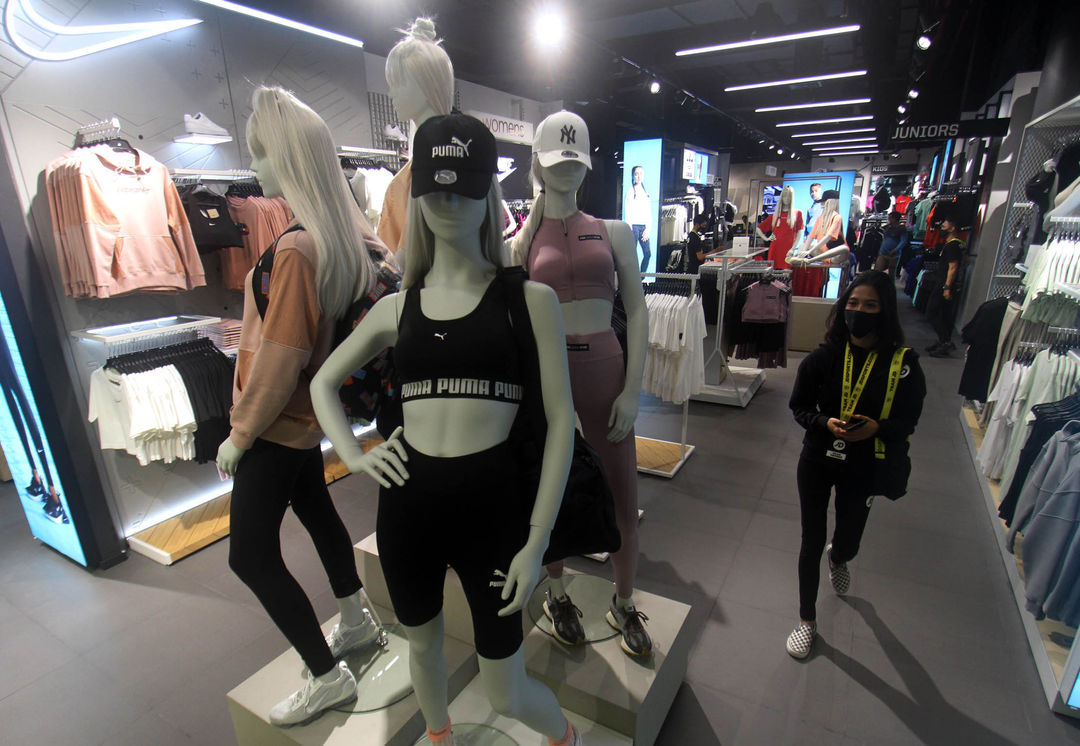 Nampak sejumlah pengunjung tengah mengamati koleksi sport fashion yang ada di store JD Sports Lippo Mall Puri Jakarta Barat, Rabu 2 Maret 2022. Foto : Panji Asmoro/TrenAsia