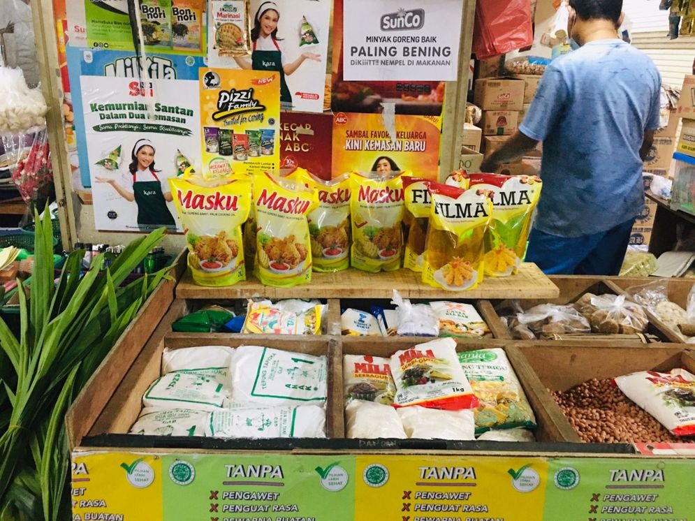 Produk minyak goreng Sinar Mas Agribusiness and Food telah didistribusikan ke berbagai wilayah di tanah air mulai dari pasar tradisional, minimarket, supermarket, hingga e-commerce.  