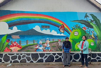 Mahasiswa KKN UNS Hias Dinding TK Pertiwi Desa Nganjat dengan Mural