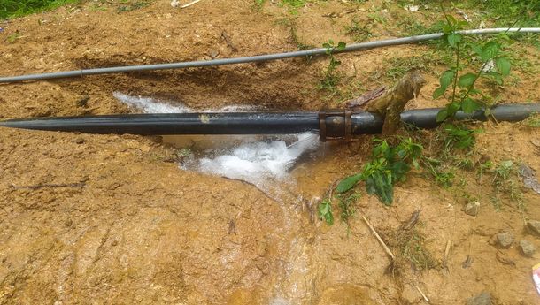 Pipa Air Minum Milik PUPR Putus, Jalan Raya di Kampung Tanah Torong, Matim Jadi Becek