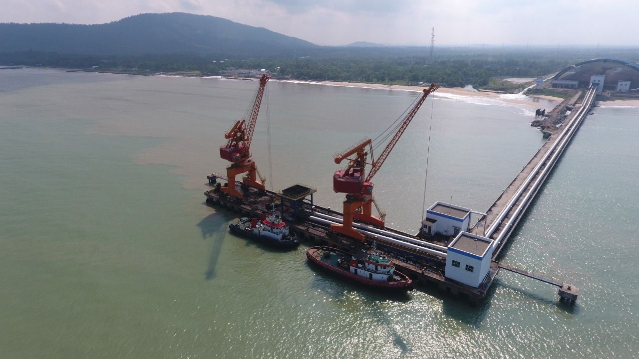 Suasana pengangkutan batu bara.