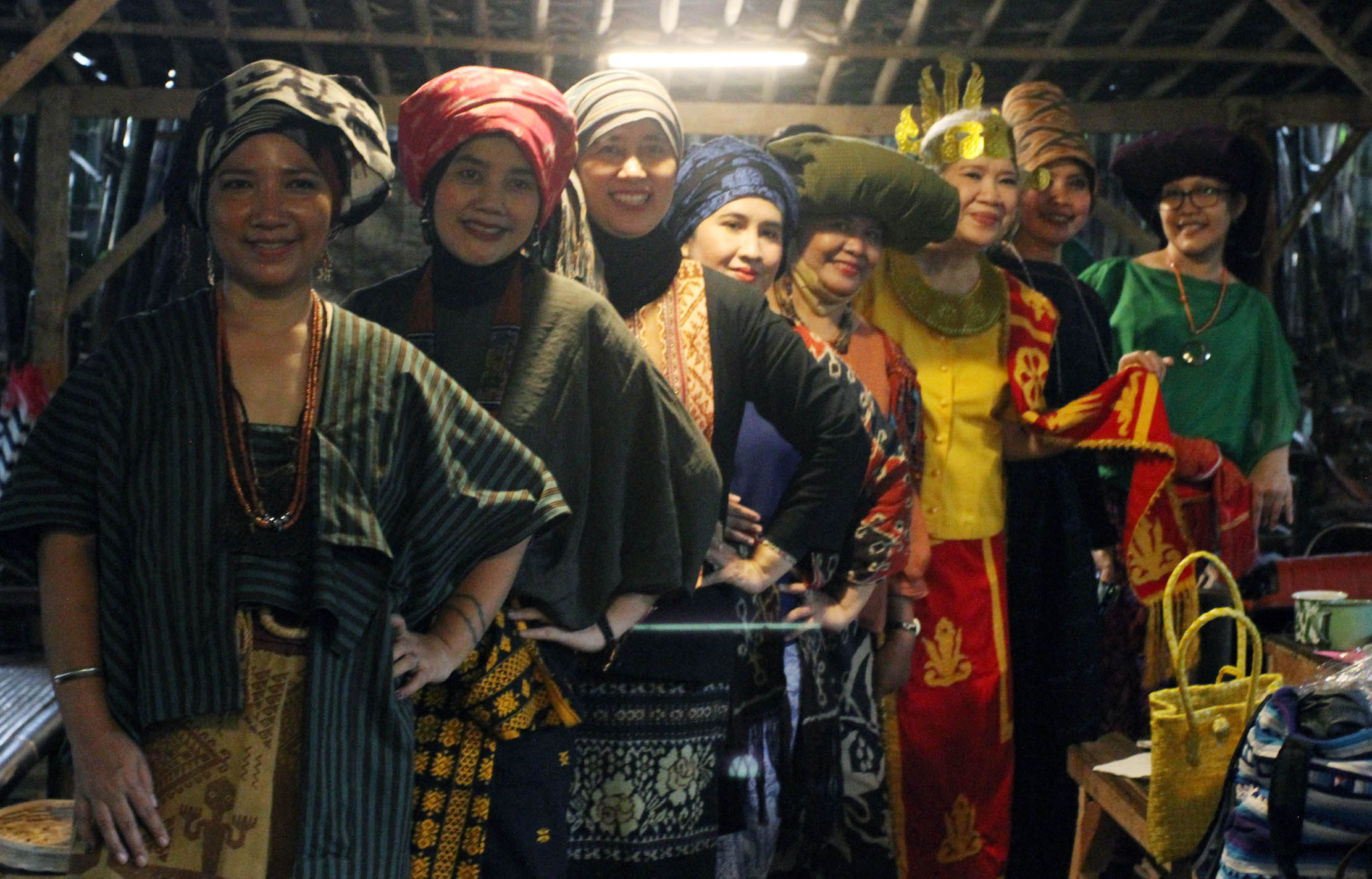Nampak sejumlah aktivis Perempuan memperingati Hari Perempuan Internasional dengan berkain	atau memakai wastra (kain-kain tradisi) dilengkapi tudung kepala yang berasal dari penjuru nusantara, Sabtu 5 Maret 2022. Foto : Panji Asmoro/TrenAsia.