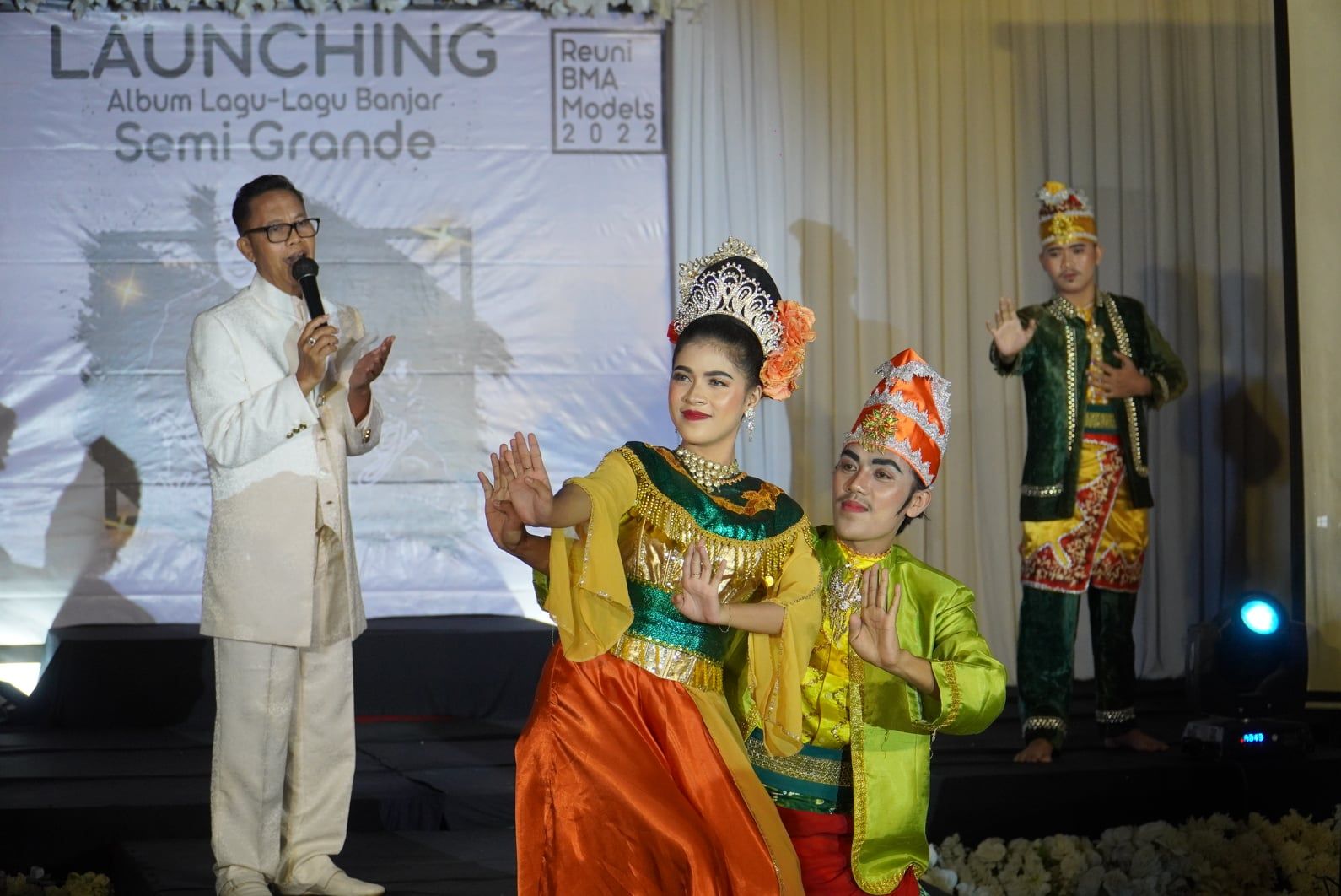 Desainer dan penyanyi, Kawang Yoedha, saat membawakan lagu Banjar di HBI Banjarmasin, Minggu (6/3/2022).