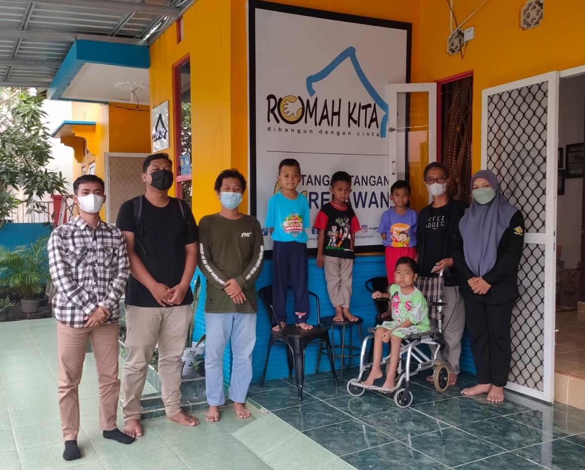 Penyaluran bantuan dari PT KMB dan Starbanjar.com untuk anak-anak penyintas kanker di Rumah Kita.