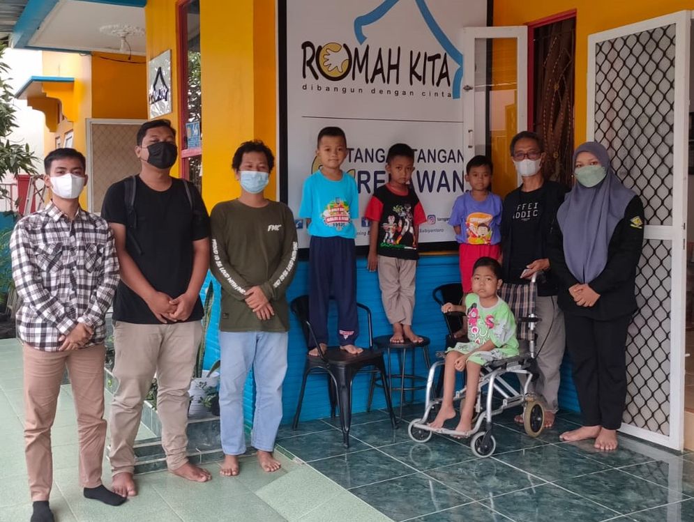 BANJARMASIN - Aksi kepedulian sosial digagas  PT Konten Media Berjejaring (KMB) bersama media jaringan starbanjar.com dengan menyalurkan bantuan operasional kepada  anak penyintas kanker di Kota Banjarmasin, pada Sabtu (5/3/2022).