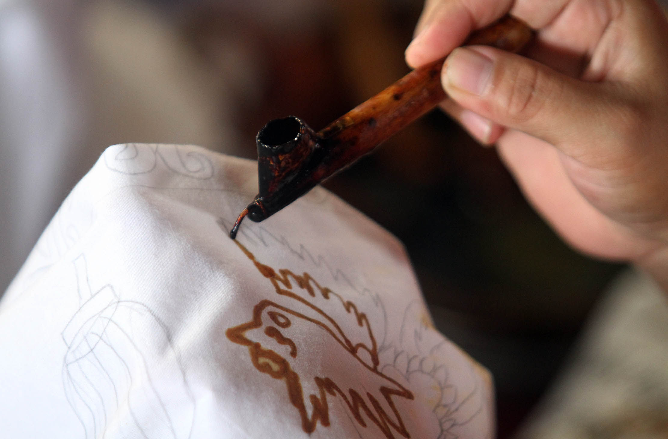 Nampak sejumlah ibu-ibu Kelurahan Mekarsari, Kecamatan Neglasari Kota Tangerang sedang membuat batik tulis khas tionghoa, Senin 7 Maret 2022. Foto : Panji Asmoro/TrenAsia