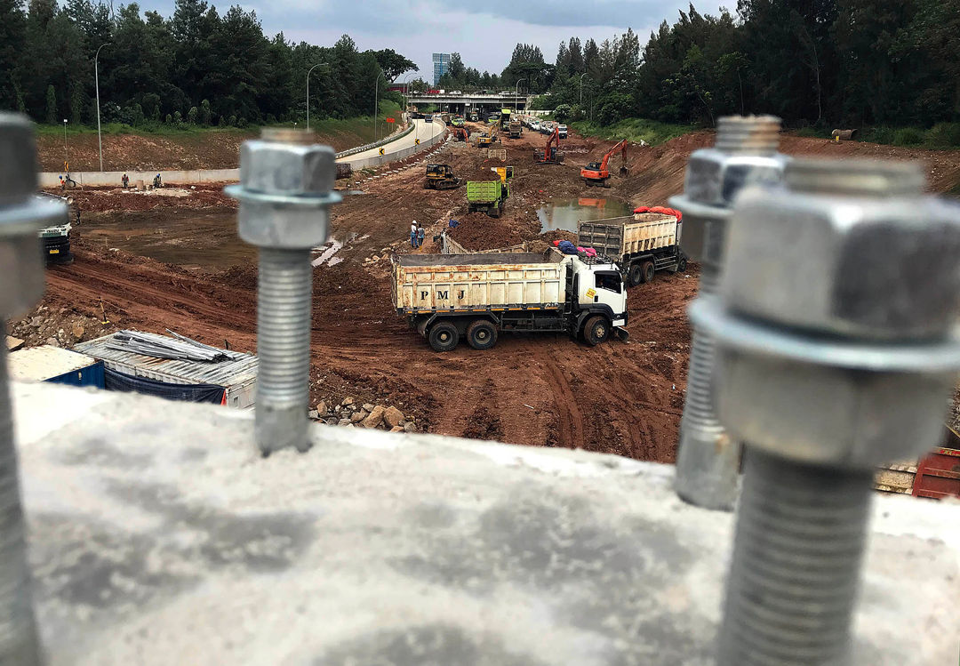 Nampak sejumlah pekerja menggunakan alat berat menyelesaikan pembangunan jalan tol Serpong - Balaraja (Serbaraja) di kawasan Rawa Buntu , Tangerang Selatan Selasa 8 Maret 2022. Foto : Panji Asmoro/TrenAsia