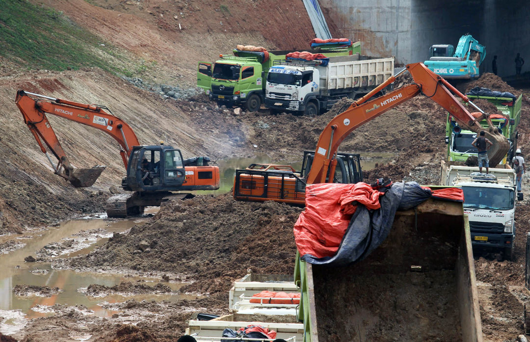 Nampak sejumlah pekerja menggunakan alat berat menyelesaikan pembangunan jalan tol Serpong - Balaraja (Serbaraja) di kawasan Rawa Buntu , Tangerang Selatan Selasa 8 Maret 2022. Foto : Panji Asmoro/TrenAsia