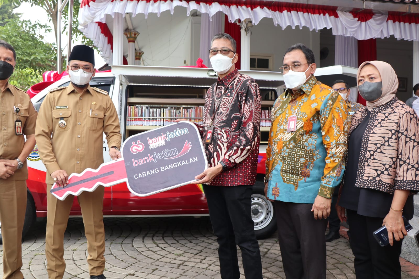Dirut Bank Jatim Busrul Iman menyerahkan bantuan Bank Jatim Peduli kepada Pemkab Bangkalan.