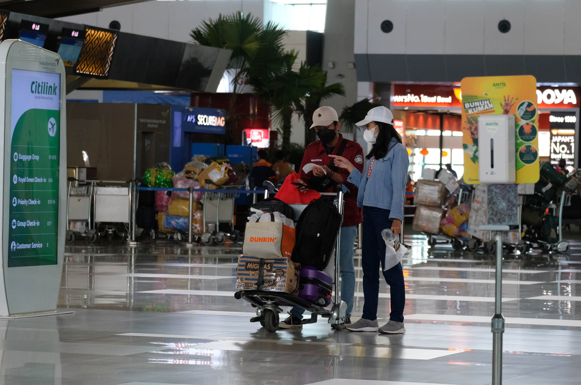Suasana penumpang di Terminal 3 Bandara Soekarno Hatta , Banten usai penghapusan secara resmi aturan tes PCR dan Antigen bagi calon penumpang, Selasa 8 Maret 2022. Foto : Panji Asmoro/TrenAsia