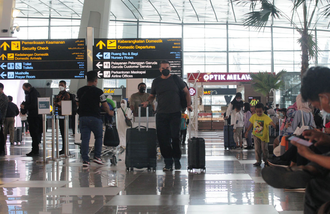 Suasana penumpang di Terminal 3 Bandara Soekarno Hatta , Banten usai penghapusan secara resmi aturan tes PCR dan Antigen bagi calon penumpang, Selasa 8 Maret 2022. Foto : Panji Asmoro/TrenAsia