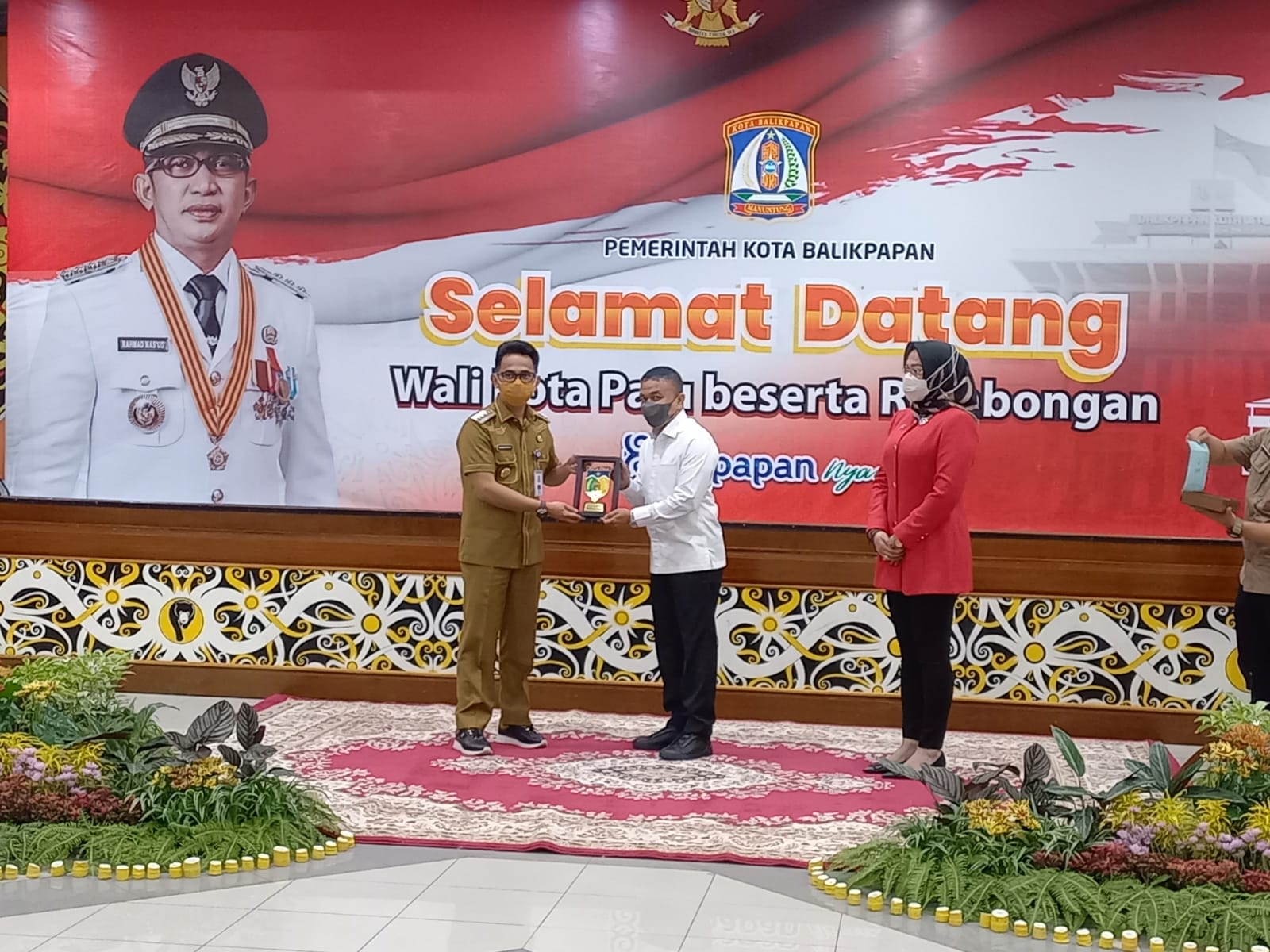 Wali Kota Balikpapan Rahmad Mas'ud memberikan cinderamata kepada Wali Kota Palu, Selasa (8/3/2022)