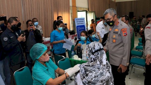 Kapolda NTT Tinjau Pelaksanaan Vaksinasi di Asrama Haji Kupang