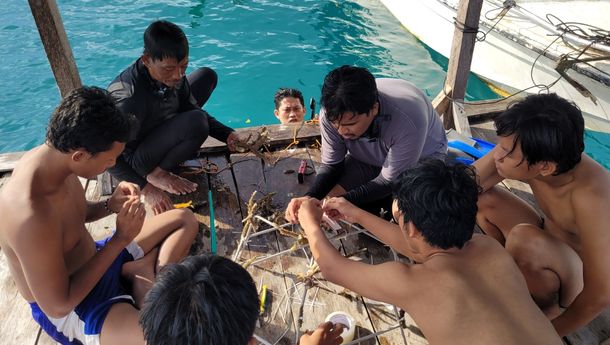 Mahasiswa dan Dosen Sains Lingkungan Kelautan ITERA Rehabilitasi Terumbu Karang Teluk Kiluan