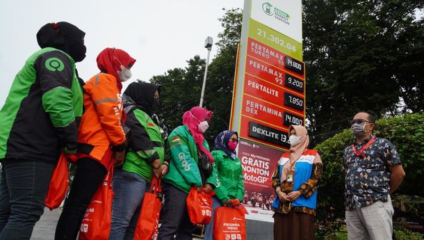 Peringati Hari Wanita Sedunia, Pertamina Patra Niaga Sumbagsel Berbagi Bersama Driver Ojol Perempuan