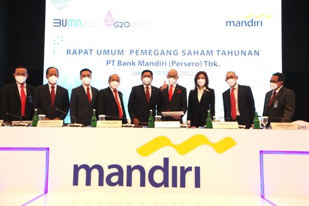 RUPST PT Bank Mandiri (Persero) Tbk sepakat untuk membagikan dividen 60 persen dari laba bersih konsolidasi 2021 atau sekitar Rp16,82 triliun kepada pemegang saham.