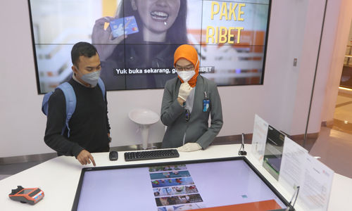 Karyawati melayani nasabah di salah satu kantor cabang Bank Negara Indonesia (BNI) di kawasan SCBD, Jakarta, Jum'at, 11 Maret 2022. Foto: Ismail Pohan/TrenAsia