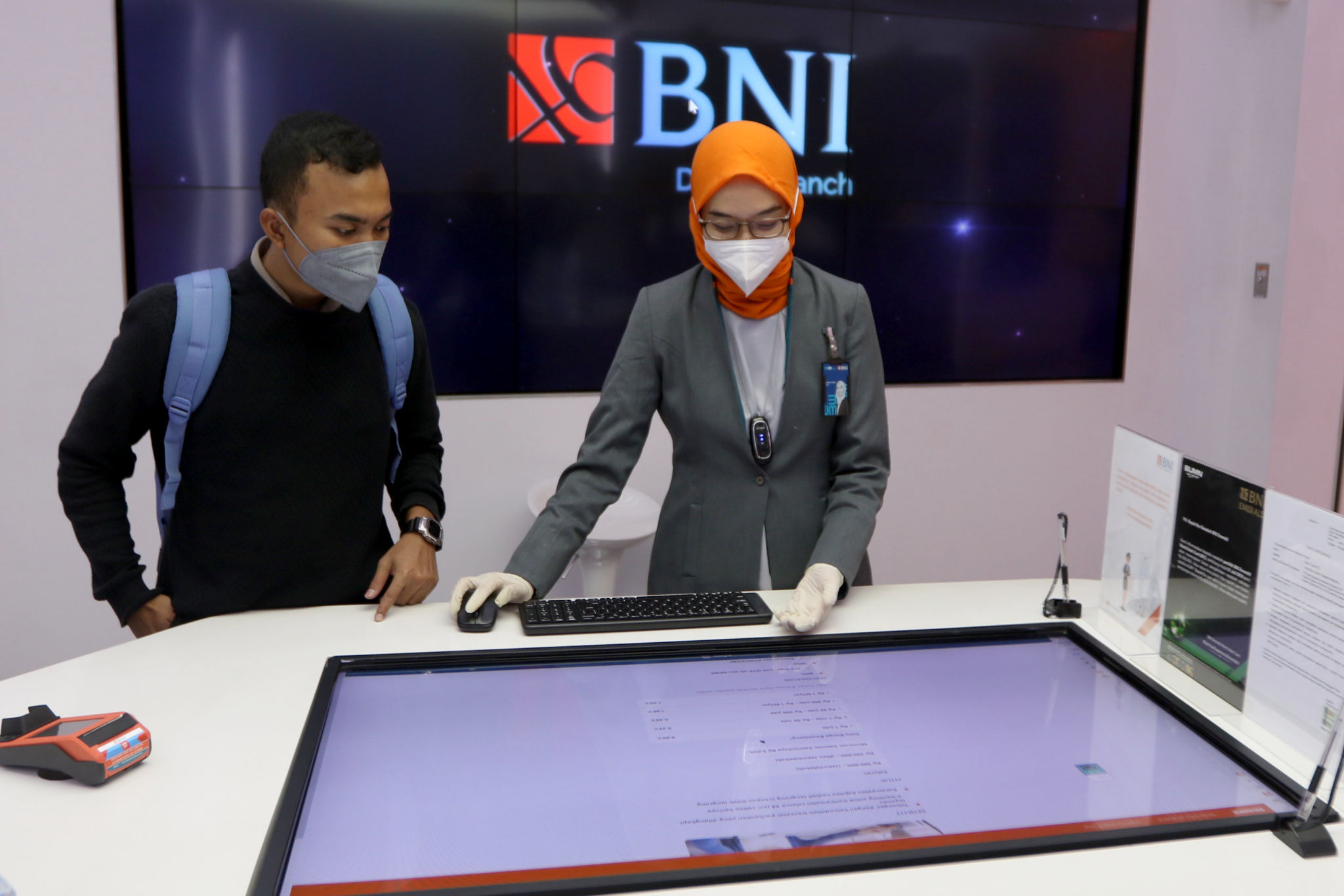 Karyawati melayani nasabah di salah satu kantor cabang Bank Negara Indonesia (BNI) di kawasan SCBD, Jakarta, Jum'at, 11 Maret 2022. Foto: Ismail Pohan/TrenAsia