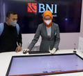 Karyawati melayani nasabah di salah satu kantor cabang Bank Negara Indonesia (BNI) di kawasan SCBD, Jakarta, Jum'at, 11 Maret 2022. Foto: Ismail Pohan/TrenAsia