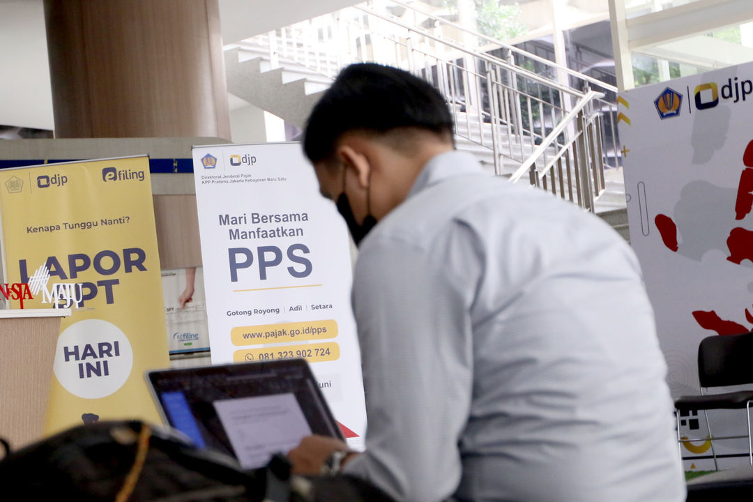 Wajib pajak mencari informasi mengenai Program Pengungkapan Sukarela (PPS) di salah satu kantor pelayanan pajak pratama di Jakarta, Jum'at, 11 Maret 2022. Foto: Ismail Pohan/TrenAsia