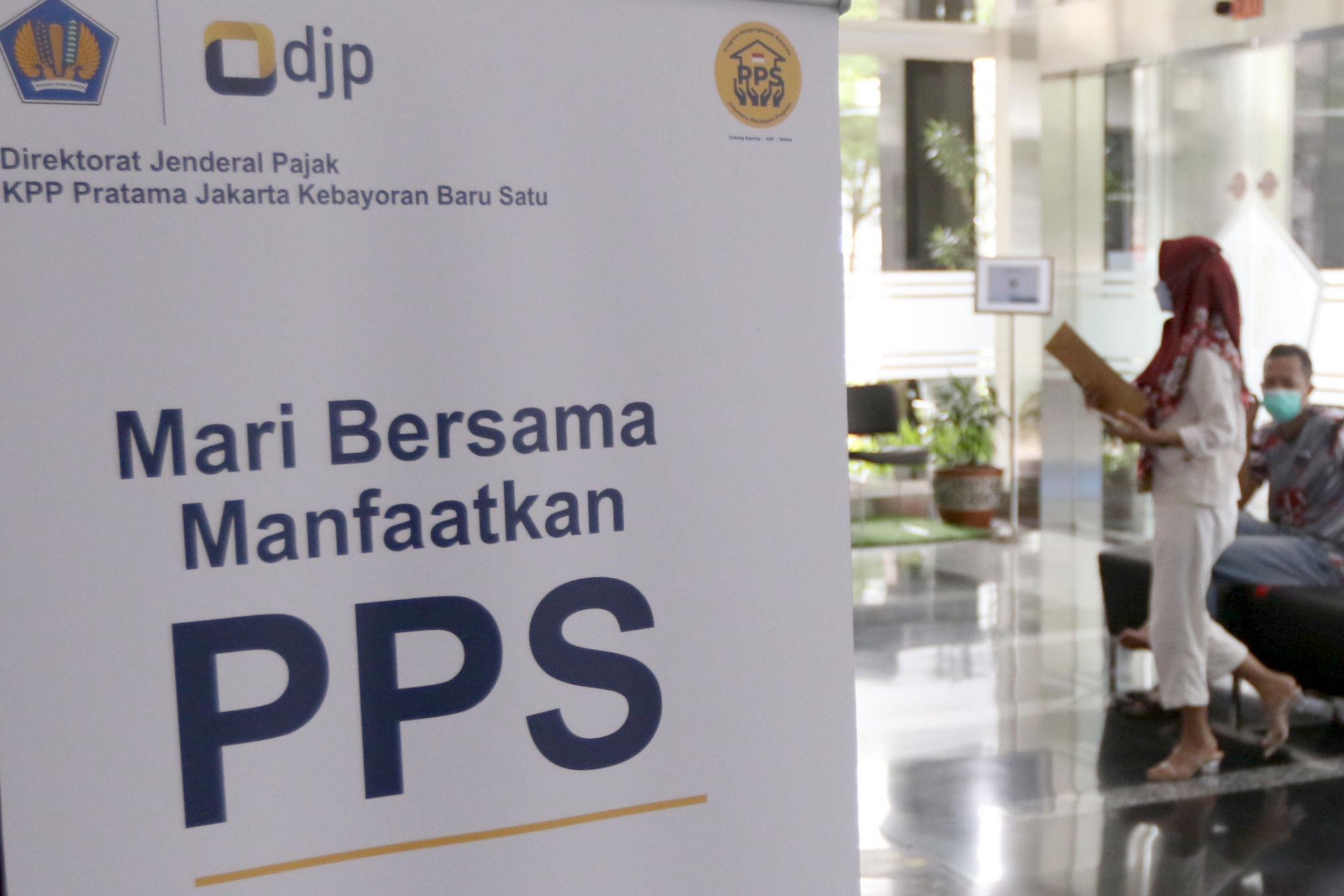 Wajib pajak mencari informasi mengenai Program Pengungkapan Sukarela (PPS) di salah satu kantor pelayanan pajak pratama di Jakarta, Jum'at, 11 Maret 2022. Foto: Ismail Pohan/TrenAsia