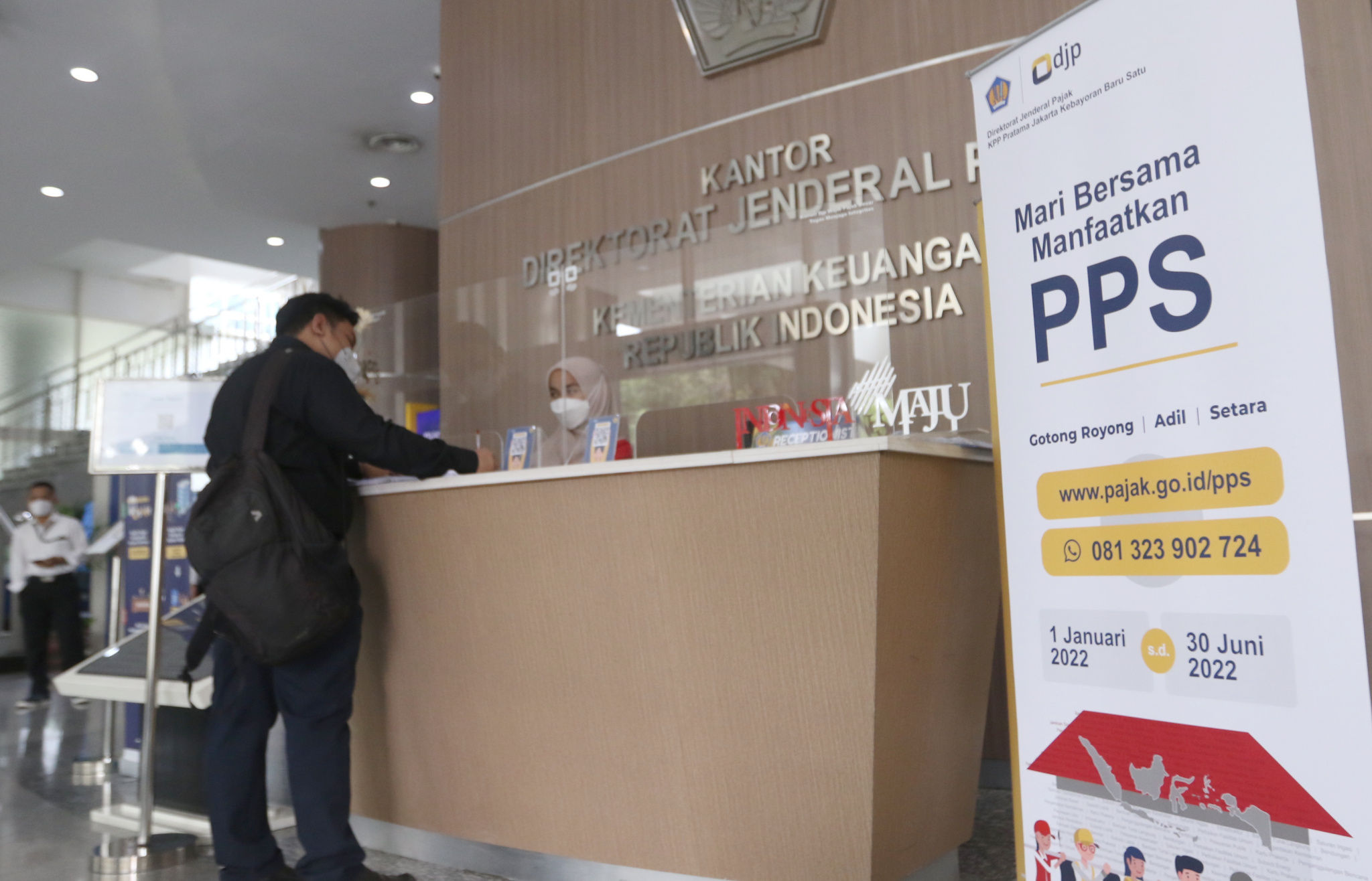 Karyawan melayani wajib pajak yang mencari informasi mengenai Program Pengungkapan Sukarela (PPS) di salah satu kantor pelayanan pajak pratama di Jakarta, Jum'at, 11 Maret 2022. Foto: Ismail Pohan/TrenAsia