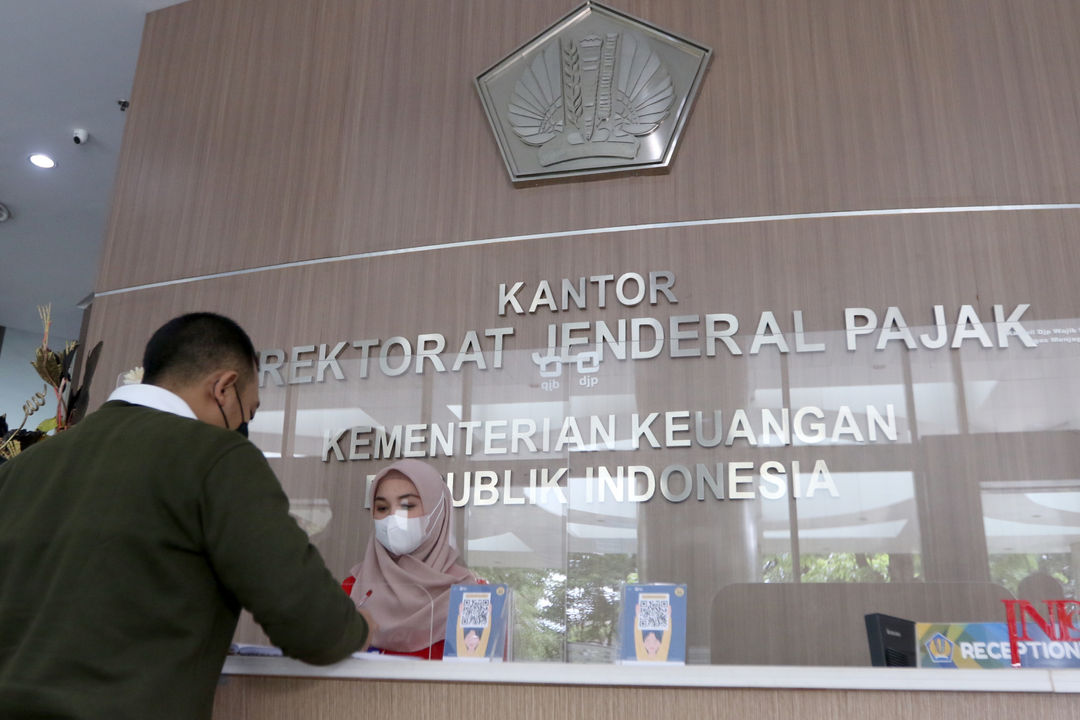 Karyawan melayani wajib pajak yang mencari informasi mengenai Program Pengungkapan Sukarela (PPS) di salah satu kantor pelayanan pajak pratama di Jakarta, Jum'at, 11 Maret 2022. Foto: Ismail Pohan/TrenAsia