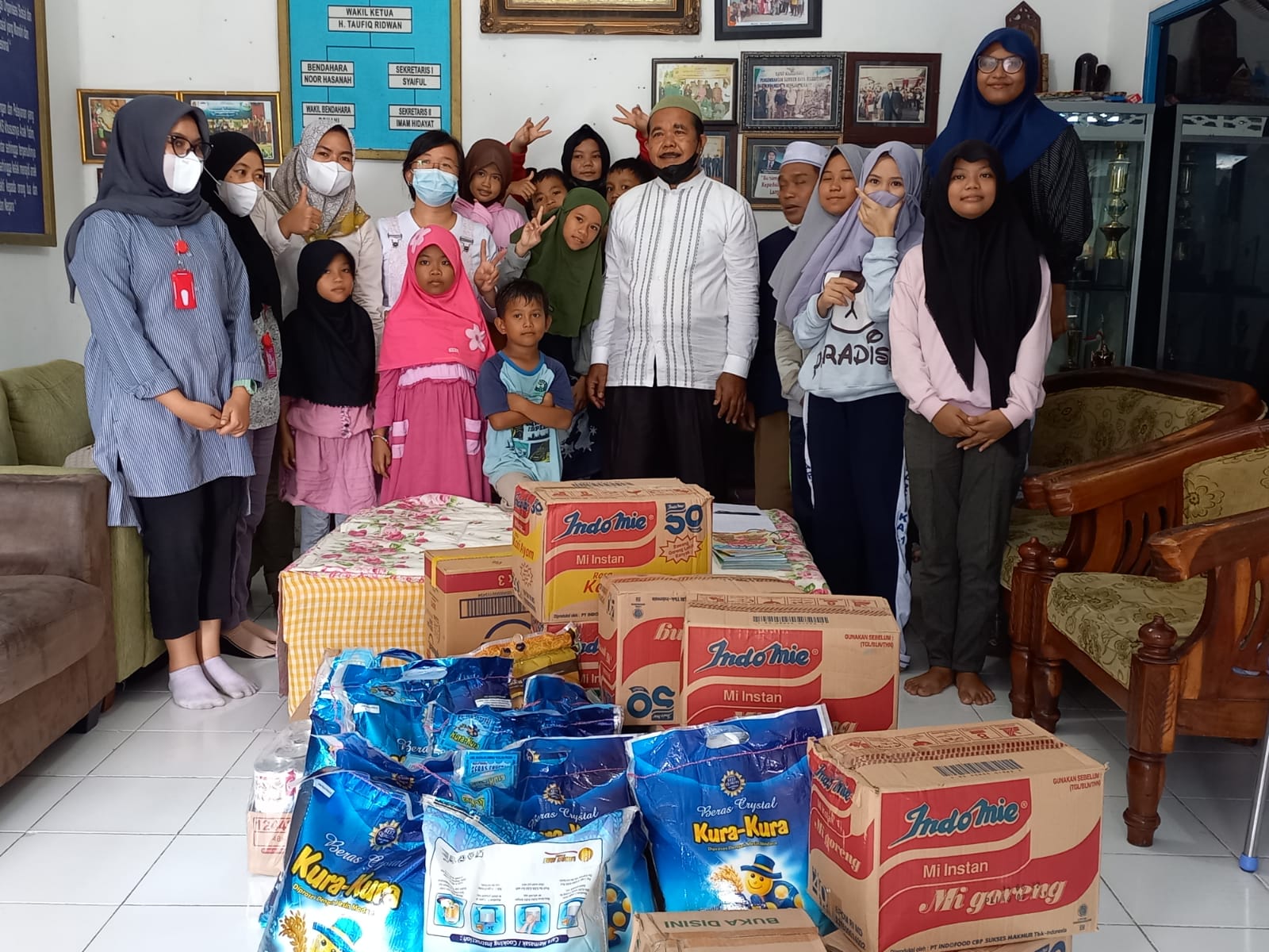 Klinik Jounson menyalurkan bantuan ke Yayasan Al Mukmin Kawasan Damai, Jumat (11/3/2022)