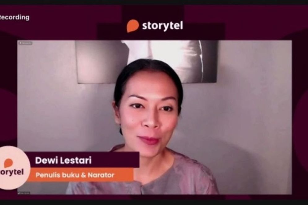 Dee Lestari membagikan tips bagi anak muda yang ingin menekuni bidang storytellig. 