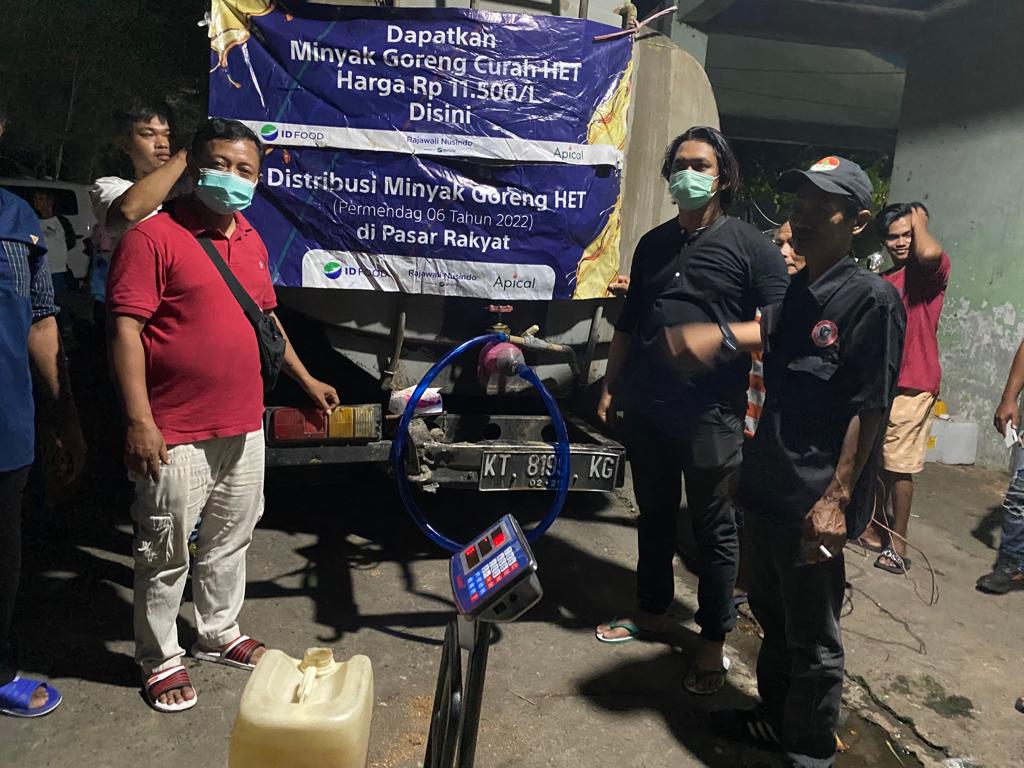 Operasi pasar Minyak Goreng Curah di Pasar Pandansari pada Jumat (11/3/2022)
