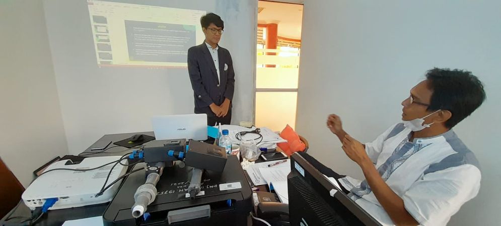 Mahasiswa Prodi Sistem Komputer IIB Darmajaya berhasil menyelesaikan Rancang Bangun Alat Monitoring Aliran dan Jumlah Air pada Green House Berbasis ESP32. 