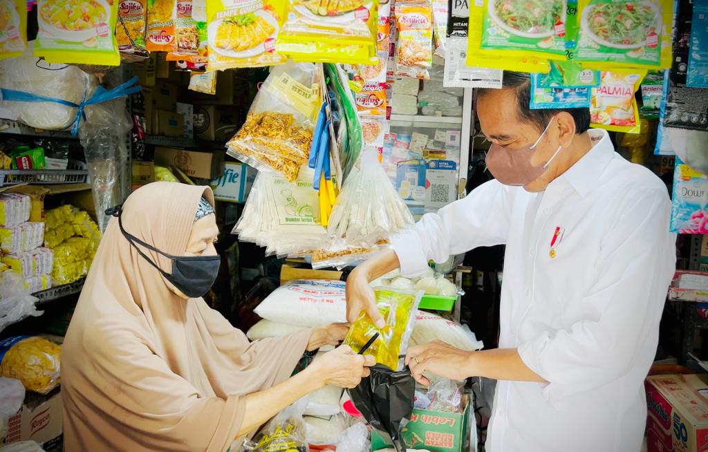 Presiden Jokowi mengecek langsung ketersediaan minyak goreng di sejumlah lokasi pasar dan toko swalayan, di DIY, Minggu (13/03/2022) pagi. 