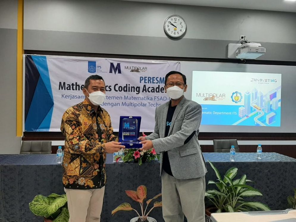 Penyerahan-cinderamata-oleh-Kepala-Departemen-Matematika-ITS-Subchan-SSi-MSc-PhD-kiri-kepada-Achmad-Fakhrudin-dari-PT-Multipolar-Tbk-1024x768.jpeg