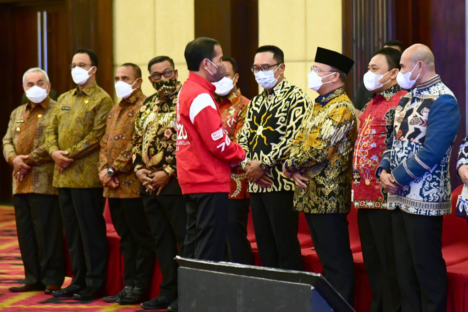 Presiden Joko Widodo memberikan sejumlah arahan kepada para gubernur se-Indonesia terkait penanganan Covid-19 hingga Anggaran Pendapatan Belanja Daerah (APBD)