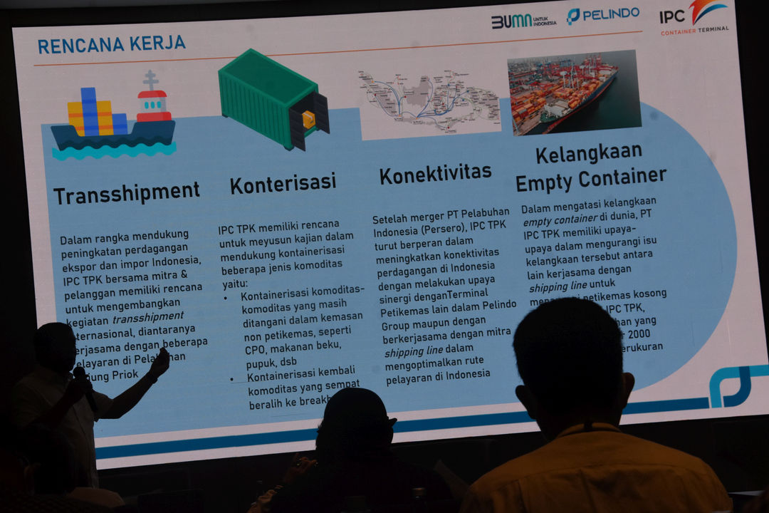 Direktur Komersial & Pengembangan Bisnis / Plh Direktur Operasi & Teknik David Pandapotan Sirait (kiri) menyampaikan paparan target kinerja IPC Terminal Petikemas Tahun 2022 di Bandung, Jawa Barat, Selasa, 15 Maret 2022. Foto: Ismail Pohan/TrenAsia