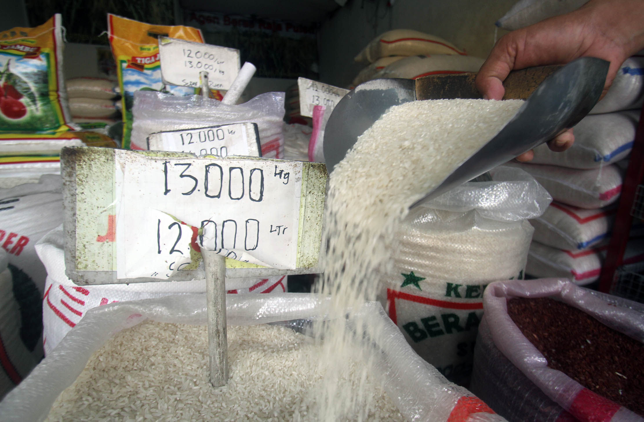 Nampak aktifitas penjualan beras sebuah agen di kawasan Graha Raya Bintaro Tangerang Selatan, Selasa 15 Maret 2022. Foto : Panji Asmoro/TrenAsia