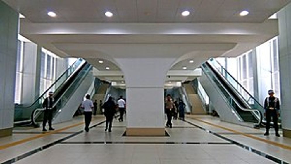 300px-Concourse_of_Bumi_Sriwijaya_Station.jpg