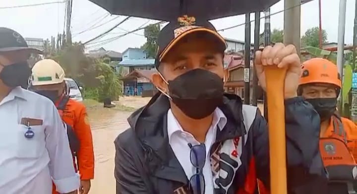 Wali Kota Balikpapan Rahmad Mas'ud saat meninjau lokasi banjir, Rabu (16/3/2022)