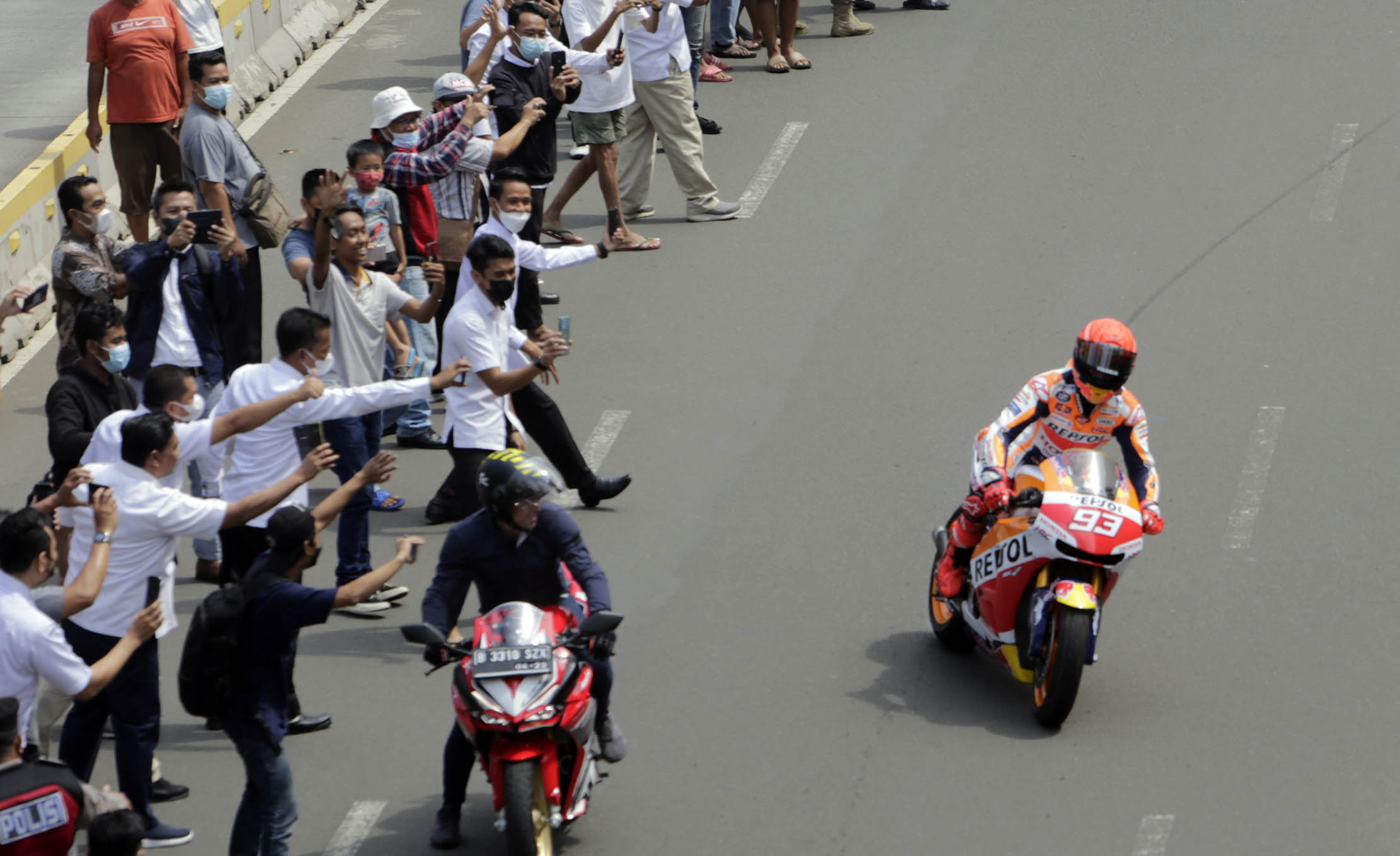 Sejumlah pembalap MotoGP tiba untuk mengikuti parade dari Bundaran HI sampai Istana Merdeka, Jakarta, Rabu 16 Maret 2022. Acara ini dalam rangka  pagelaran MotoGP Mandalika. Foto : Panji Asmoro/TrenAsia