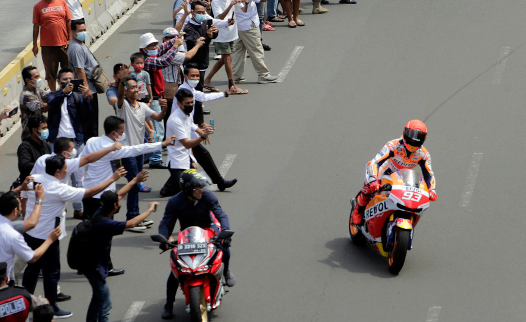 Sejumlah pembalap MotoGP tiba untuk mengikuti parade dari Bundaran HI sampai Istana Merdeka, Jakarta, Rabu 16 Maret 2022. Acara ini dalam rangka  pagelaran MotoGP Mandalika. Foto : Panji Asmoro/TrenAsia