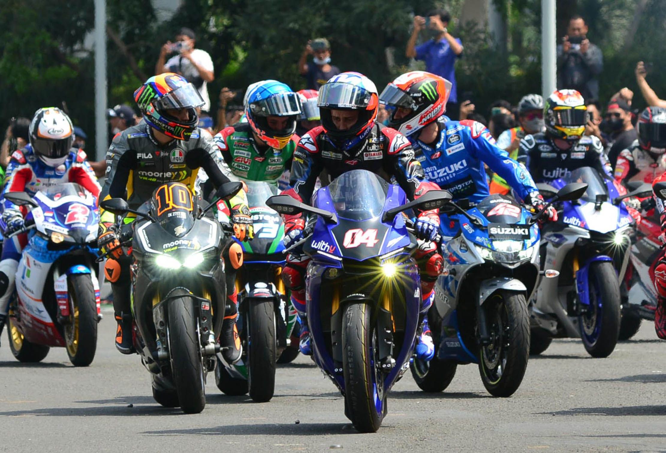 Sejumlah pembalap MotoGP tiba untuk mengikuti parade dari Bundaran HI sampai Istana Merdeka, Jakarta, Rabu 16 Maret 2022. Acara ini dalam rangka  pagelaran MotoGP Mandalika. Foto : Panji Asmoro/TrenAsia